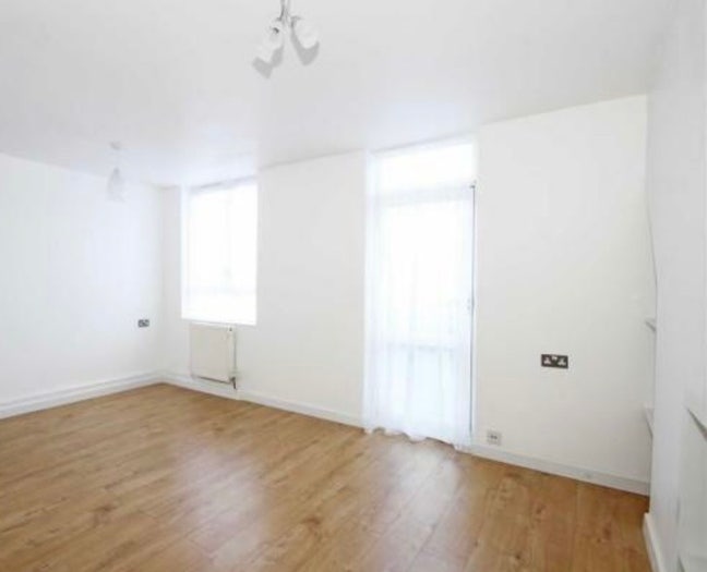 Newly refurbished ground floor studio flat Main Photo