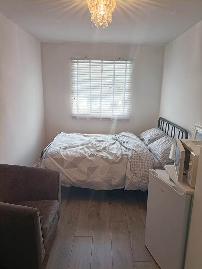 1 large furnished room to let in shared house Main Photo