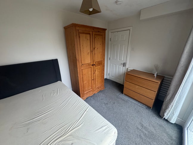 Large double-room in a quiet Duston location Main Photo