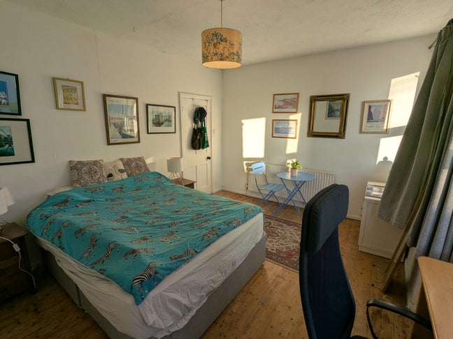 V spacious, bright double bed - excellent for unis Main Photo