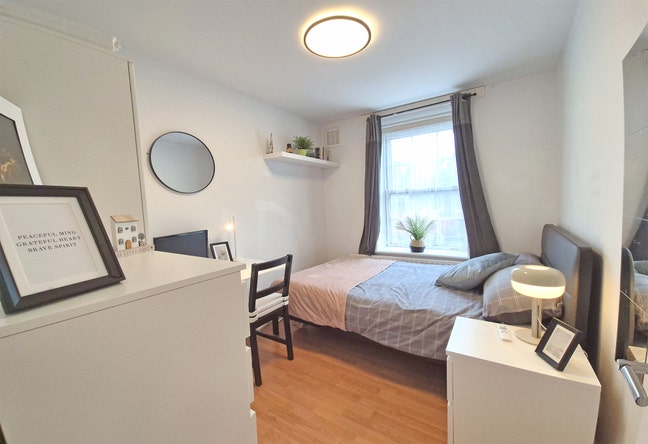 Small Double next to Bethnal Green Station!! Main Photo