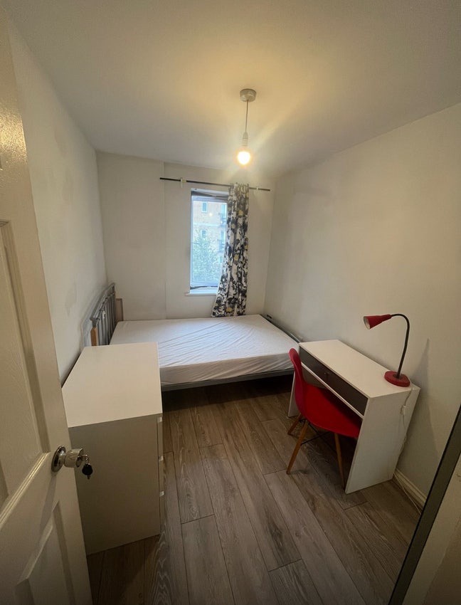 Nice cozy flat ,female ,5 mins to Canary Wharf Main Photo