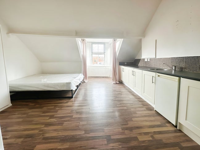 Large Top Floor room Near Town Centre Main Photo