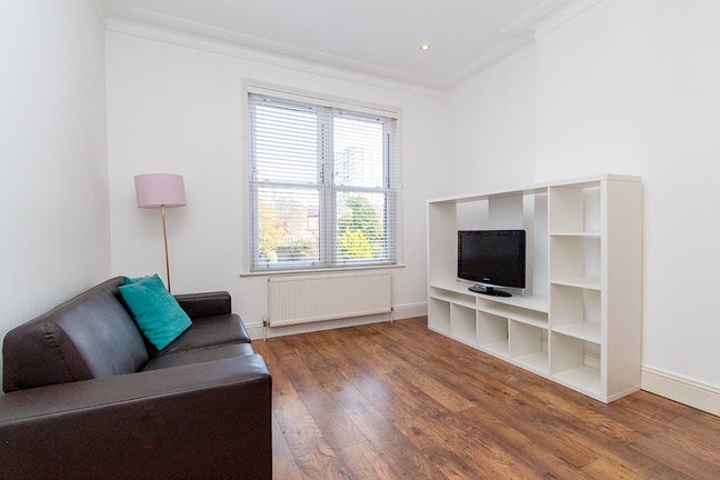 2 Bedroom 2 Bathroom Flat in Kilburn Main Photo