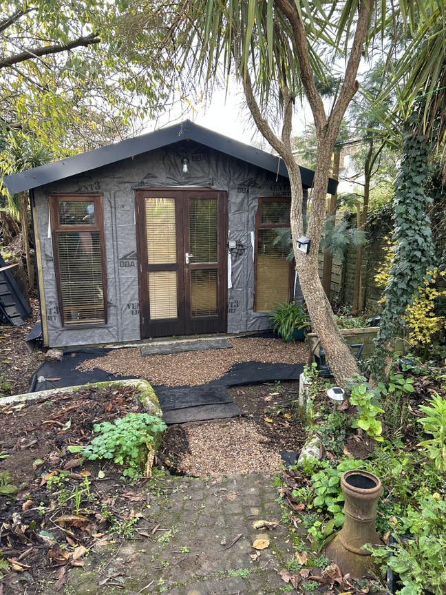 Self contained garden cabin Main Photo