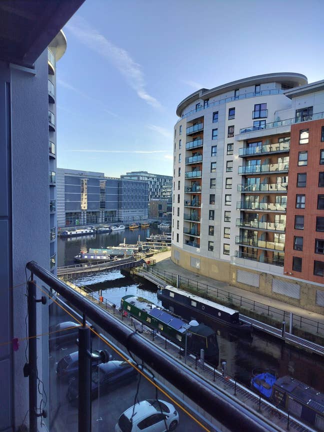 Large Room with Balcony  Main Photo