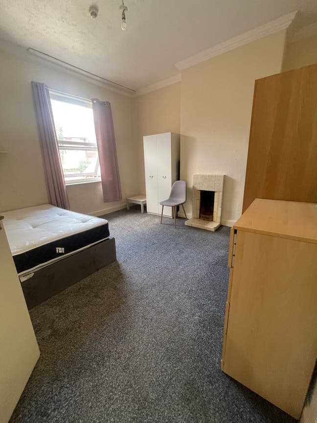 Close To City Centre- Double Bedroom- LS3 Main Photo