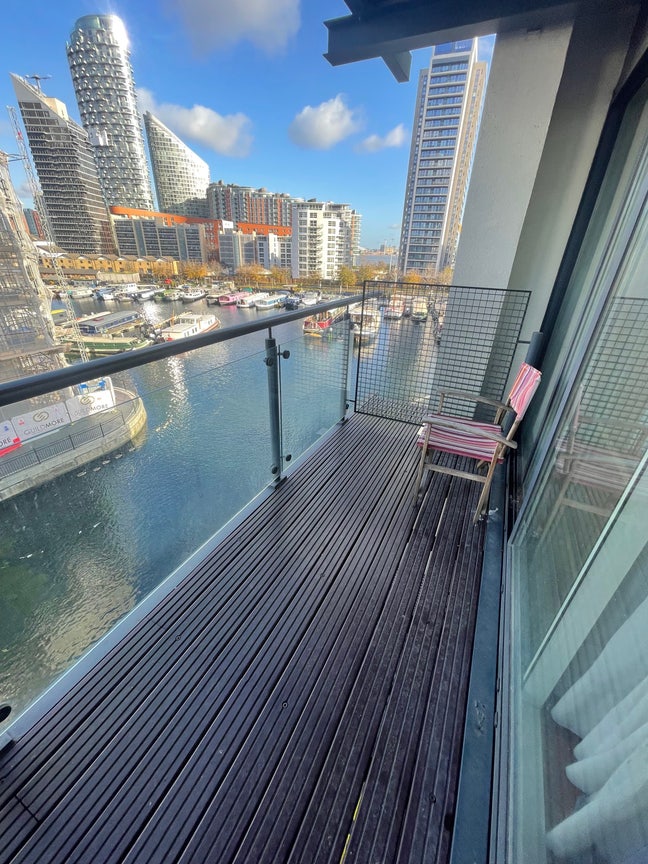 Very big bright room with Balcony in Canary wharf Main Photo