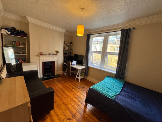 Large Double Bed  Room Main Photo