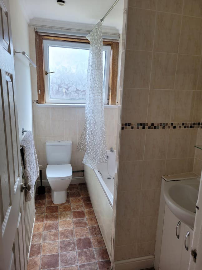 Flatmate for lovely large furnished upstairs room Main Photo