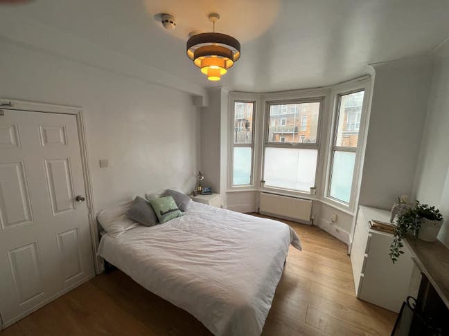 Ensuite with Dry Kitchen Space in Mixed Age House Main Photo