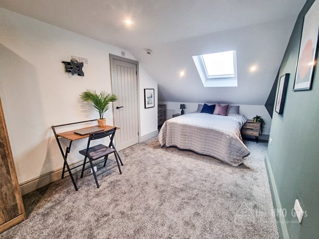 Final Room Available - Double Ensuite Room Main Photo