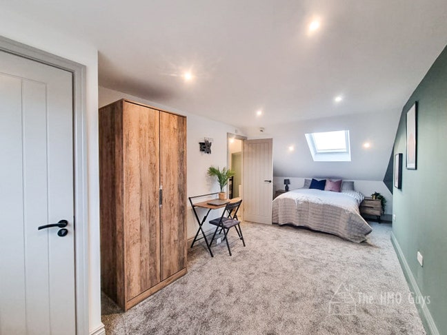 Final Room Available - Double Ensuite Room Main Photo