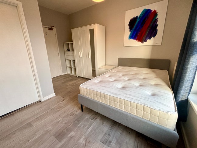 Whitehall BS5 Large en-suite Room INC Bills! Main Photo