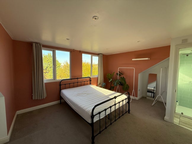 Spacious double loft room with en suite Main Photo