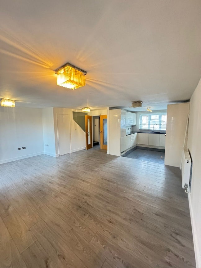 Spacious 4-BedRoom House with Garden & parking Main Photo