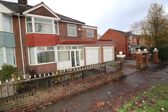 🏡 Dream 5-Bed Family Home –Warrington, Available✨ Main Photo