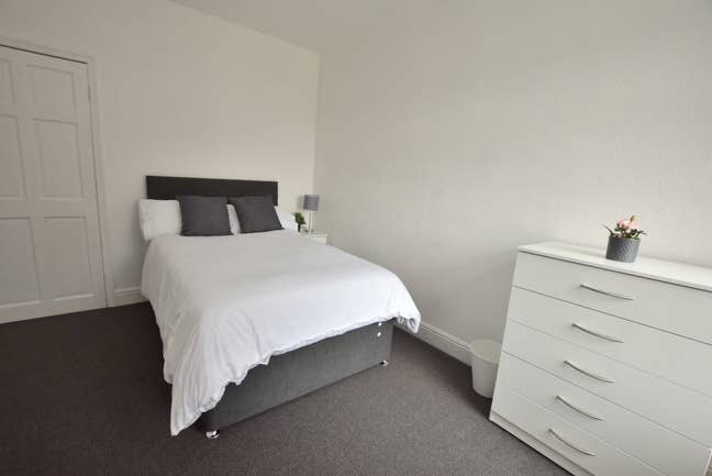 A well-presented, fully furnished double bedroom Main Photo
