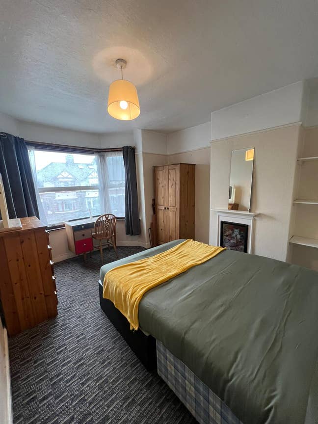 🏡 Large & Bright  Room- Prime location in Cowley Main Photo