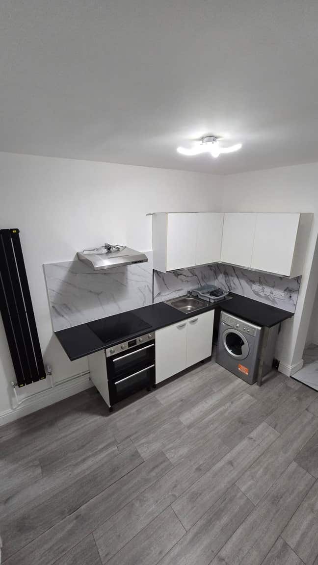 New Renovated 1 Bed Flat in E7 Main Photo