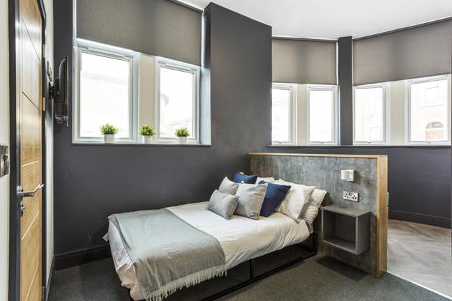 Fully furnished studio on King Alfred Street Main Photo