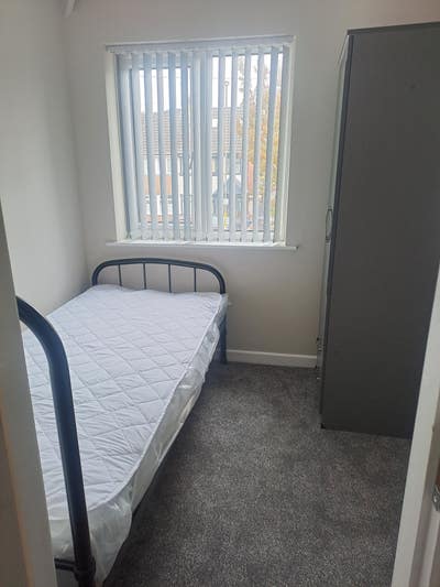 Double and single room available for rent Main Photo