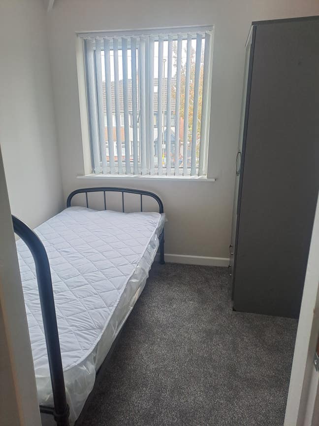Double and single room available for rent Main Photo