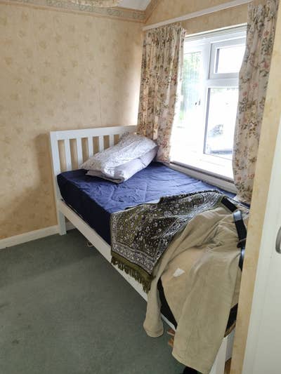 Single room avilable in 3 bed room house Main Photo