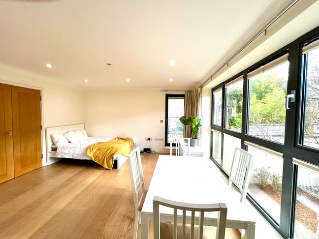 XXL Double Room 21sqm near Camden Town - Balcony Main Photo