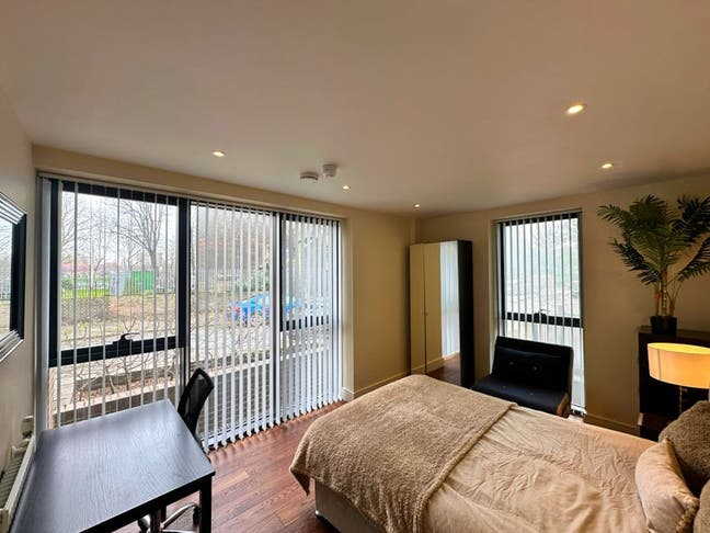 Bright Double Room Furnished in Canning Town Main Photo