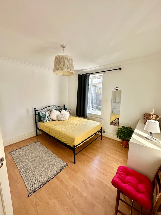 Spacious Double Room in a Cozy Chiswick Flat Main Photo