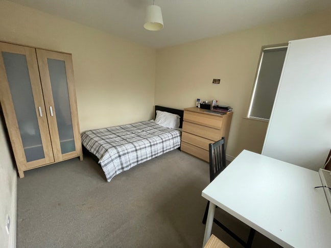 Large Double Room in House with Garden Main Photo