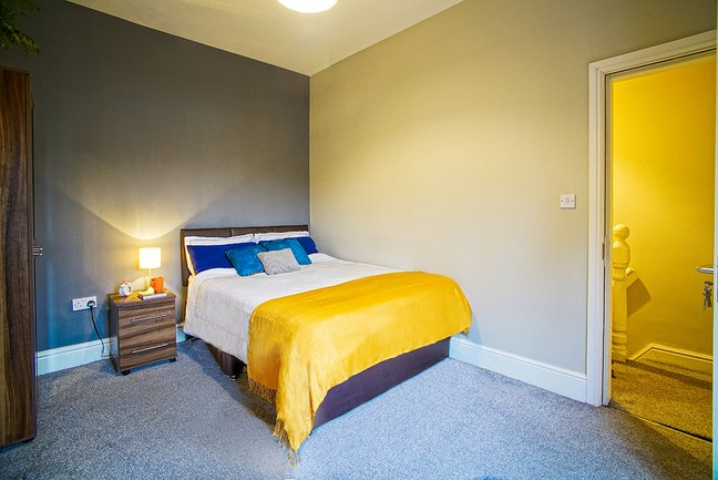 Double Room Eccles | Great Location Near Tram Main Photo