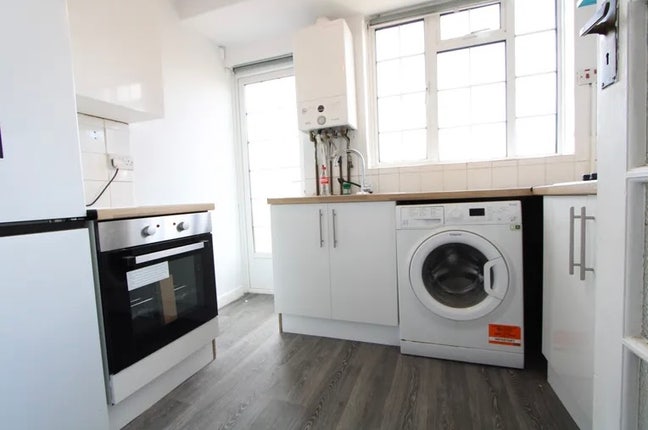 3-bed top floor flat in Streatham  Main Photo