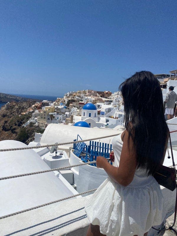 I am a professional female aged 28. I am look... Main Photo