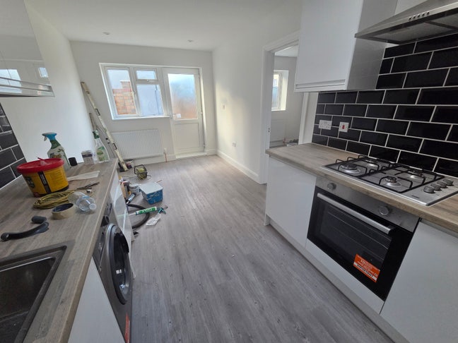 Brand new 1 bed open plan with bills included  Main Photo
