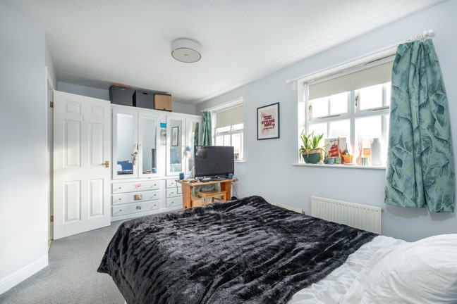 Spacious 5 Bedroom, 3 Bathroom House with Garden Main Photo