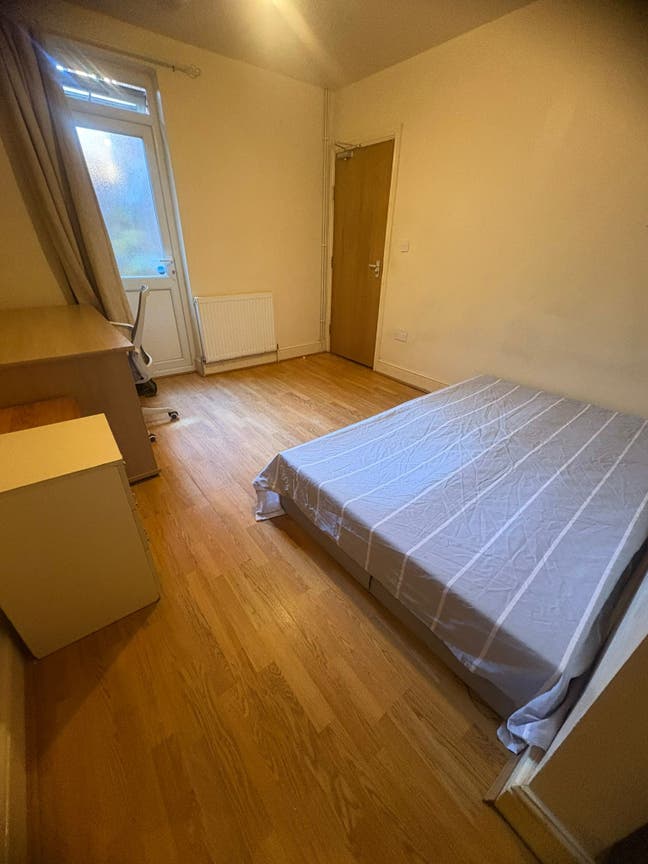 UC/DSS | 2 x Private Double Rooms | Available Now Main Photo