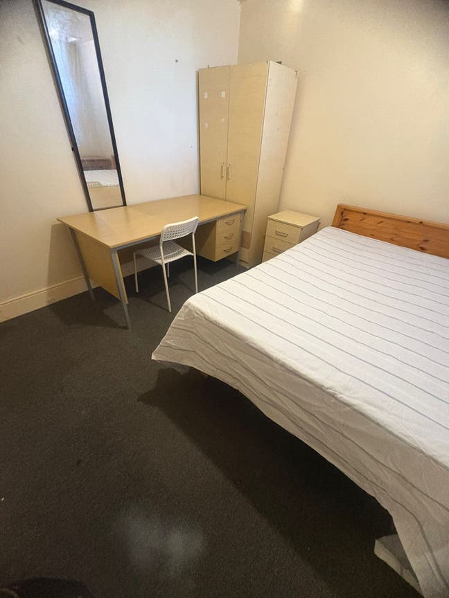 UC/DSS | Clean Double Room | Move Today!  Main Photo