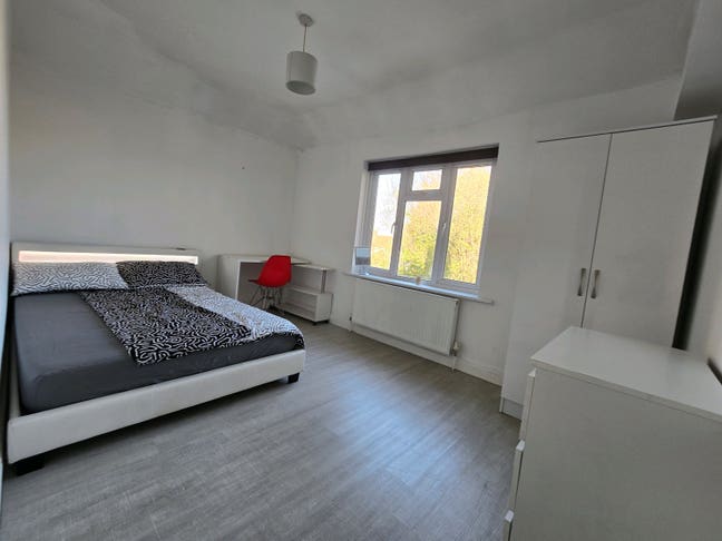  Double Bedroom Epsom  Main Photo