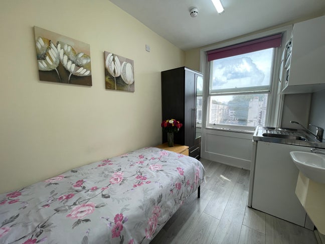 Single Bedsit in SW7 Main Photo