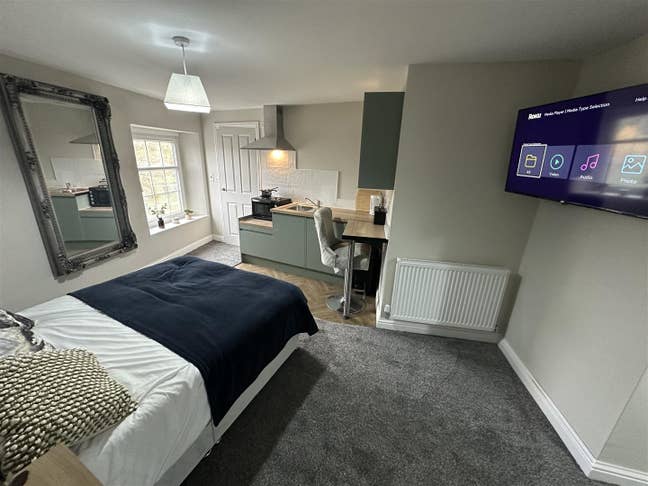 Large newly renovated self contained room, Moor St Main Photo