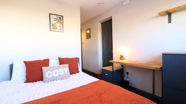 NEWLY Refurbished Ensuite rooms on Sandy Lane 🚗 Main Photo