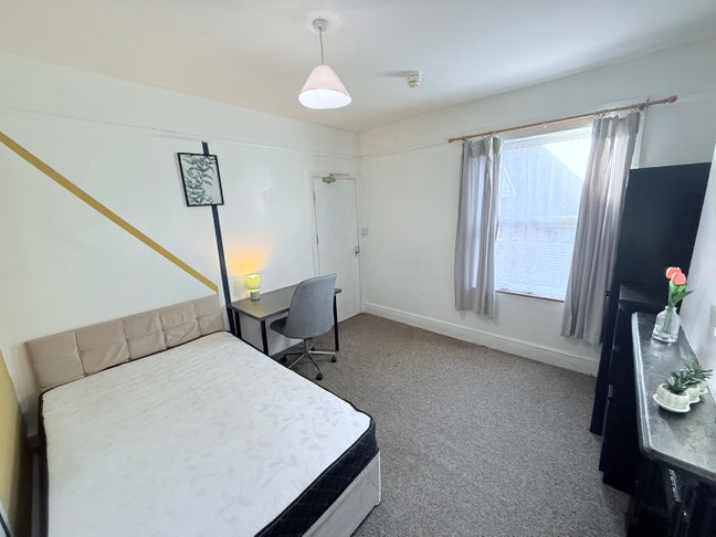 Fresh Double Room Near Town All Bills Included Main Photo