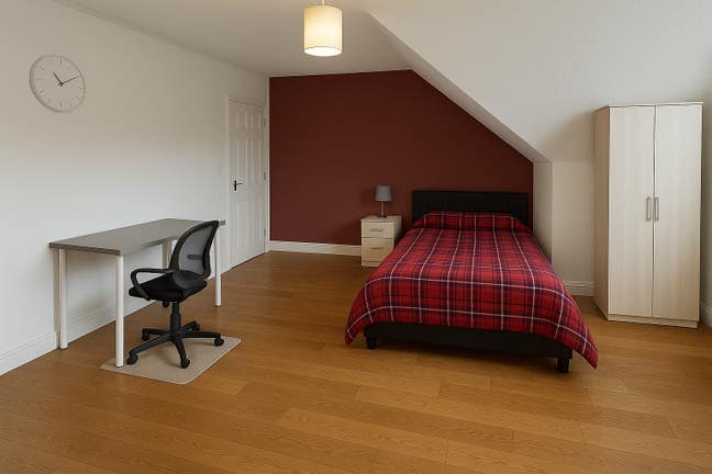 Studio-Sized Large Double in Professional House Main Photo