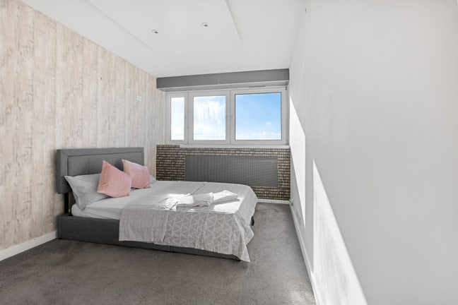 Double Rooms Available for 40+ Professionals  Main Photo