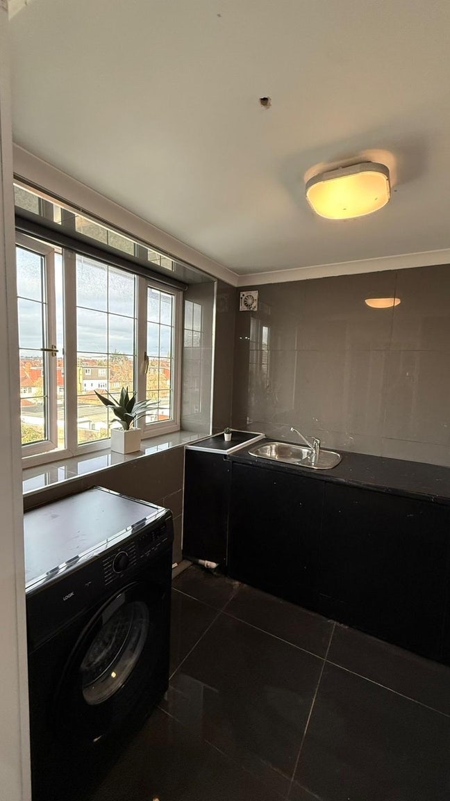 Cheap One Bedroom Apartment-Kilburn Available Now Main Photo