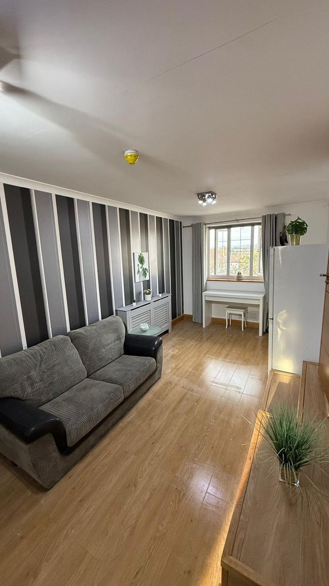 Cheap One Bedroom Flat in Kilburn Available Now Main Photo