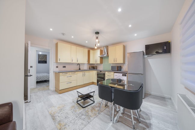 Stunning Furnished 1 bedroom apartment  Main Photo