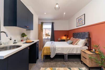 Large Ensuite Rooms | Bills Inc | Manchester Main Photo